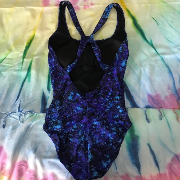 Flattering Speedo One Piece - Picture 2 of 6